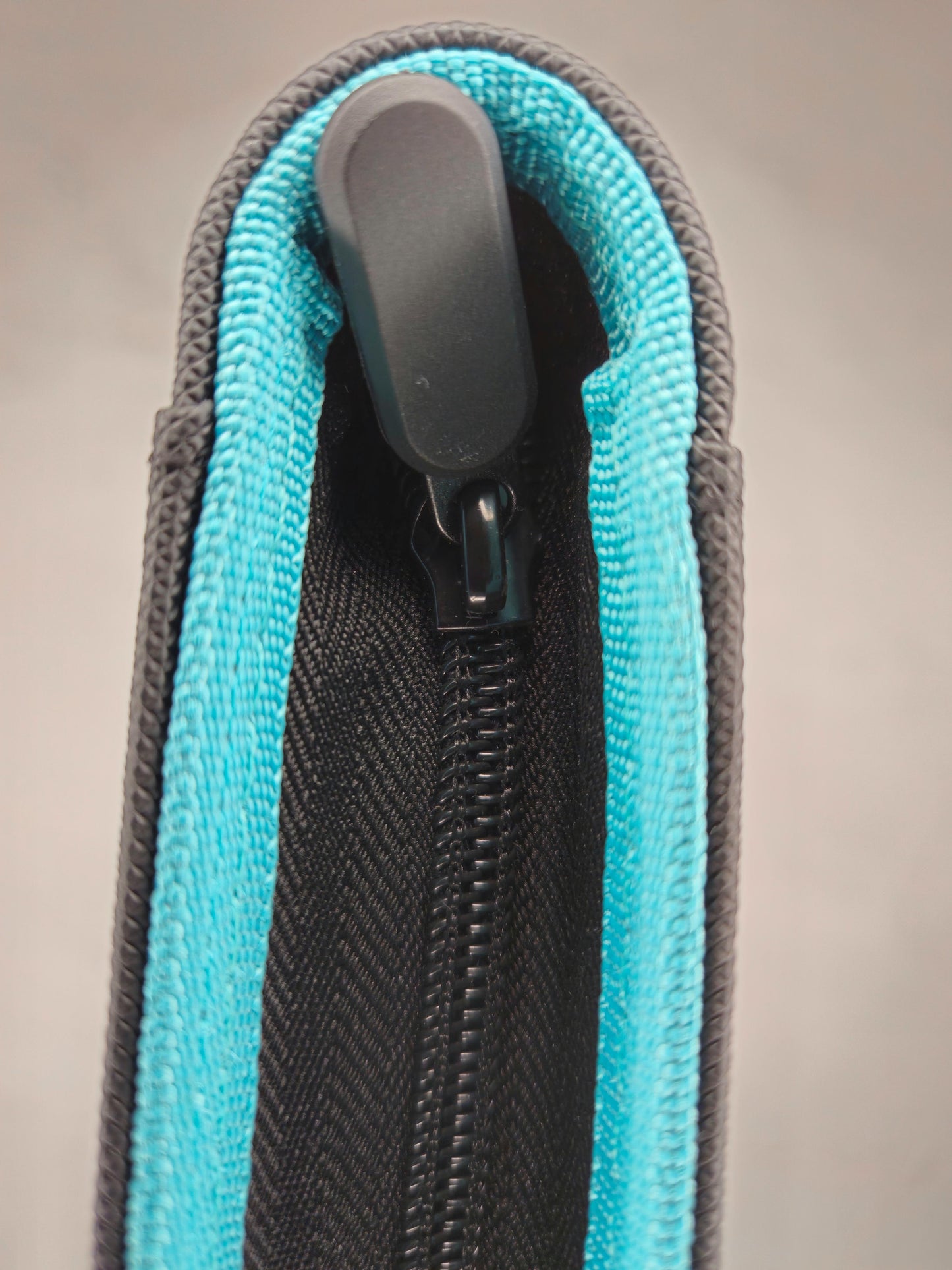 Custom Nerds Toploader Perm m/glidelås 24-lommer Svart